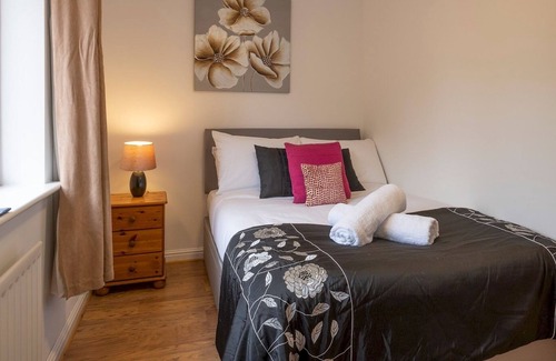 Gloucester House | Pass the Keys | The Oaks Comfortable home with garden free Parking Wi-Fi