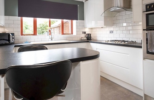 Gloucester House | Pass the Keys | The Oaks Comfortable home with garden free Parking Wi-Fi