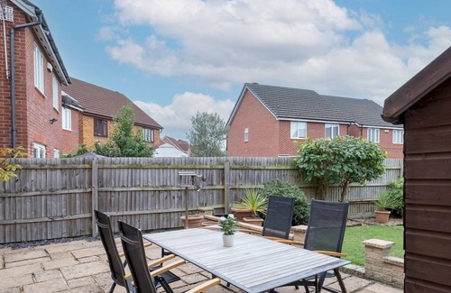 Gloucester House | Pass the Keys | The Oaks Comfortable home with garden free Parking Wi-Fi