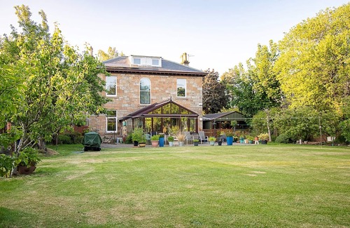 Pollokshields House | Pass the Keys | Traditional 5 Bed Bellahouston Glasgow Sleeps 10