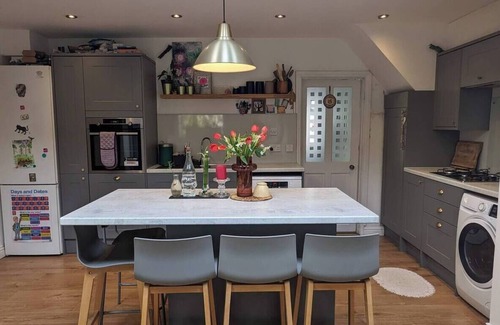 Worcester Park House | Pass the Keys | Urban Serenity - 30-min-from-city