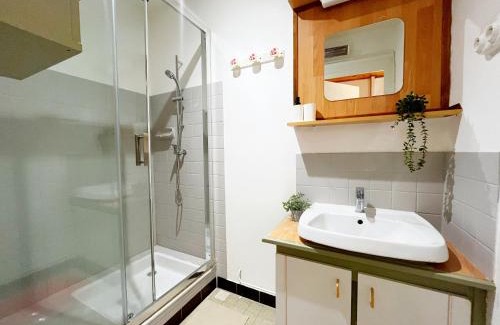 Villette Gare Apartment | Passiflora - appartement 8 personnes - check in h24 - wifi