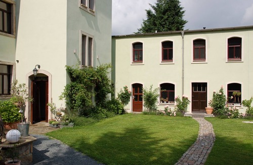 Lockwitz Apartment | Past straw Manufactory Dresden with industrial charm & Baroque splendor