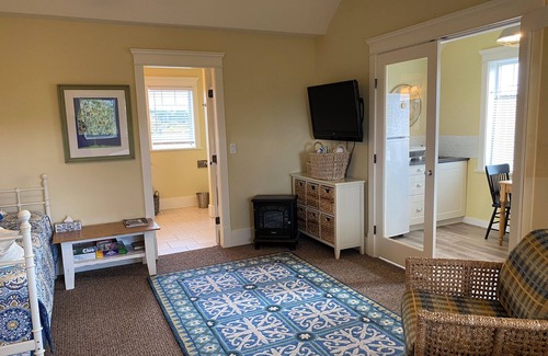 Duncan Apartment | Pastoral, Minutes to town, trails and wineries and a hot tub!
