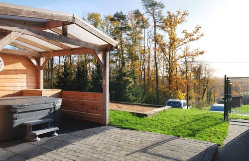 Baillonville Villa | Pastoral villa in Heure with bubble bath