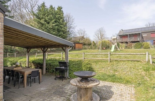 Baillonville Villa | Pastoral villa in Heure with bubble bath