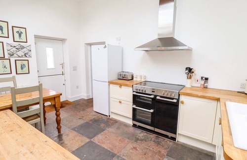 Holton Le Clay Cottage | PAT'S COTTAGE, pet friendly, with open fire in Market Rasen