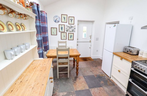 Holton Le Clay Cottage | PAT'S COTTAGE, pet friendly, with open fire in Market Rasen