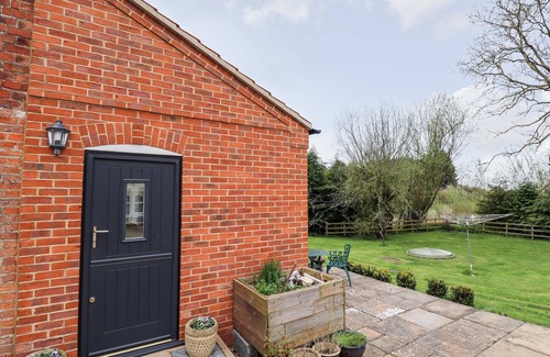 Holton Le Clay Cottage | PAT'S COTTAGE, pet friendly, with open fire in Market Rasen