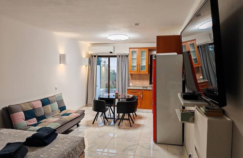 Patio Apartment | Páteo Apartment - Pool, BBQ and Garden View