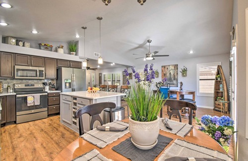 Arroyo Springs House | Patio & Grilling Station: Family Home in Glendale
