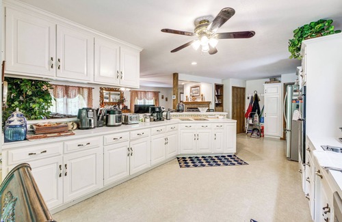 Fresno House | Patio & Nature Views: Fresno Getaway!