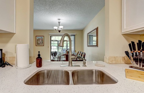 Southside House | Patio Paradise 2BR Retreat 3BA Yard +Garage