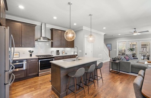 Cleveland Park House | Patio Retreat -Sleeps 12 - East Nash Style!