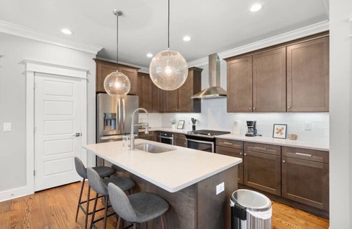 Cleveland Park House | Patio Retreat -Sleeps 12 - East Nash Style!