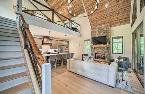 Glenville House | Patio w/Fireplace: Glenville Resort Retreat!