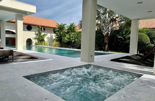 Nong Prue Villa | Pattaya Greg pool Villa