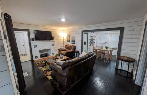 Hot Springs Cottage | Patterson's Cottage: Gateway to Oaklawn. No Fees. Check-in/out anytime.