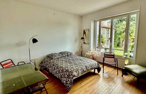 Pau Nord House | Pau T3 Banksy, BeeSleeping