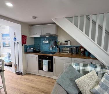 Brynsiencyn House | Pauls Place - Cosy Cottage with Hot Tub