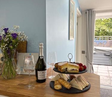 Brynsiencyn House | Pauls Place - Cosy Cottage with Hot Tub