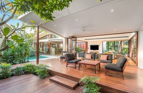 Broken Head House | Pavilion 4, beachside, walk 300m through the dunes to Broken Head Beach.