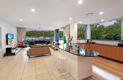 Hamilton Island Apartment | Pavillions 3 Hamilton Island - oceanviews, golf buggy and transfers