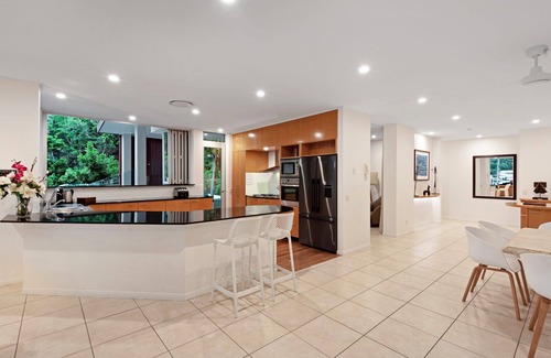 Hamilton Island Apartment | Pavillions 3 Hamilton Island - oceanviews, golf buggy and transfers