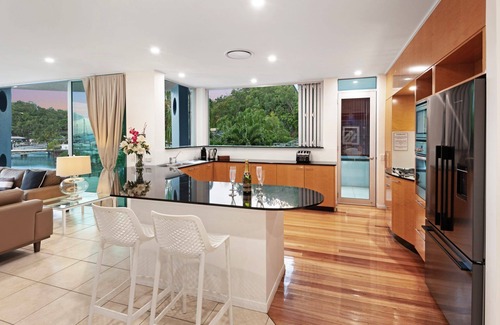 Hamilton Island Apartment | Pavillions 3 Hamilton Island - oceanviews, golf buggy and transfers