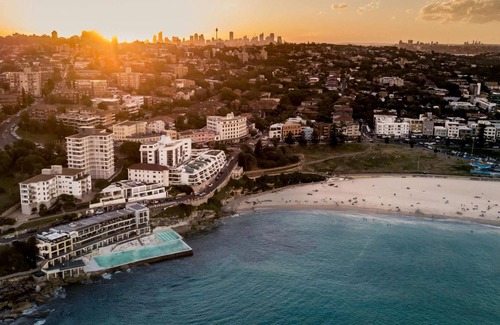 Bondi Beach Apartment | Paw-friendly 2BR Bondi pad with parking, great location