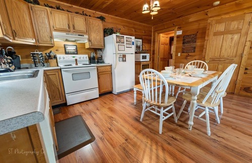 Sevierville Cabin | Paw Prints Secluded Mountain View Cabin with Hot Tub and Pool Table