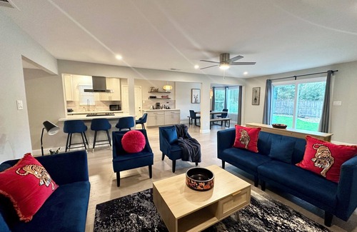 Northgate House | Paxton House 3 bedr 2 bath walk to Discovery Park & Aftershock Yard Grill Garage