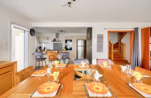 Ploneour-Lanvern Ski Chalet | Pays Bigouden, maison pour 8 with a pool