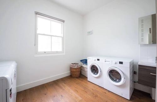 Holland Park Apartment | PBC | Modern Private Room in Bayswater (LS5)