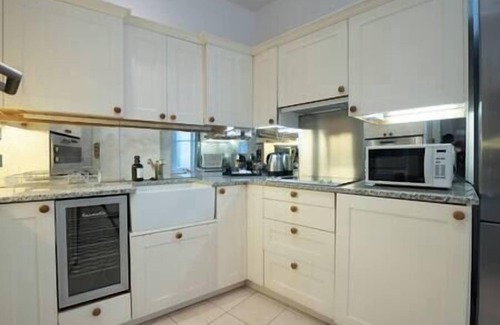 Norland Apartment | PBC | Modern Two Bedroom Apartment 2 Minutes from Harrods
