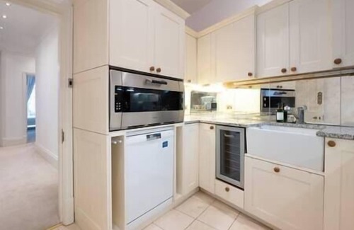 Norland Apartment | PBC | Modern Two Bedroom Apartment 2 Minutes from Harrods