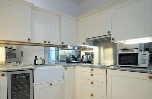 Norland Apartment | PBC | Modern Two Bedroom Apartment 2 Minutes from Harrods