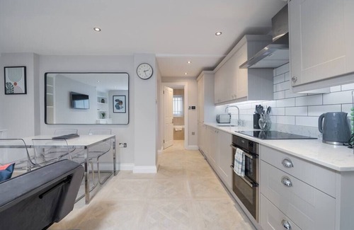 Holland Park Apartment | PBC | One Bed Flat w/Terrace Notting Hill CLR