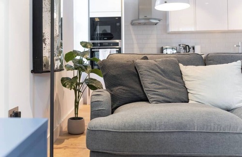Norland Apartment | PBC | Two Bedroom Apartment with Balcony