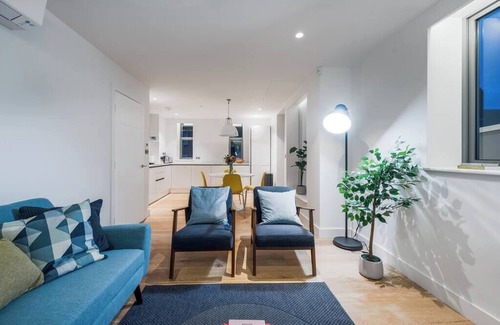 Holland Park Apartment | PBC | Two Bedroom Apartment with Balcony NS04