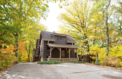 Gnaw Bone Cabin | Peace and luxury abound at Raspberry Ridge in Nashville, In!