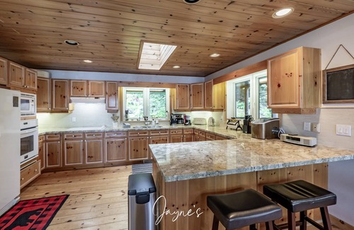 Seguin Cottage | Peace and Quiet on Little Lake Joseph!