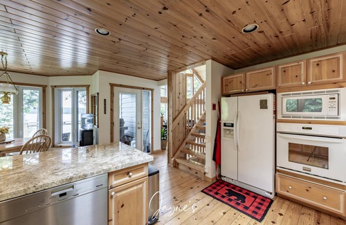 Seguin Cottage | Peace and Quiet on Little Lake Joseph!