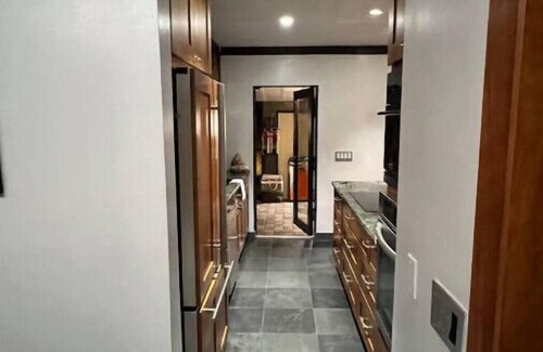 Middle River Terrace House | Peace-full spacious home w/Hot Tub, short walk to Wilton Dr! Pet's friendly!