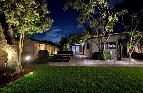 Middle River Terrace House | Peace-full spacious home w/Hot Tub, short walk to Wilton Dr! Pet's friendly!