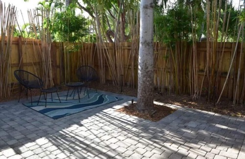 Middle River Terrace House | Peace-full spacious home w/Hot Tub, short walk to Wilton Dr! Pet's friendly!
