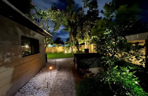 Middle River Terrace House | Peace-full spacious home w/Hot Tub, short walk to Wilton Dr! Pet's friendly!