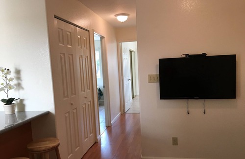 Manoa House | Peace House -Next to UH Manoa New renovation, Free parking, Laundry available