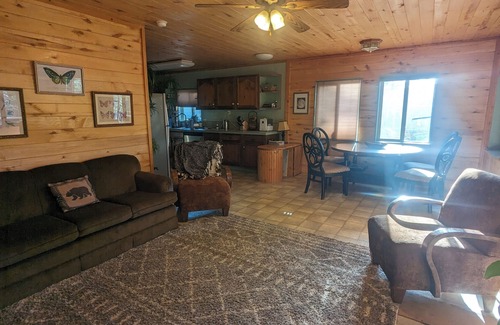 Aspen Springs House | Peaceful 2-Bedroom Retreat in the Pines – Pet-Friendly with Mountain Charm