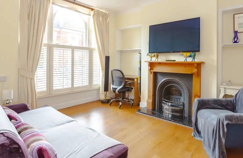 Parsons Green and Walham Apartment | Peaceful 2 Bedroom Apartment in Affluent Fulham